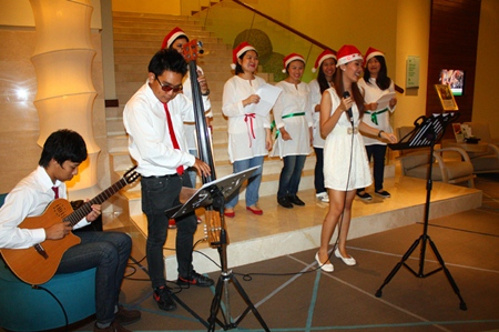 Staff at the Holiday Inn sing Christmas carols to bring happiness to customers on Christmas Day.