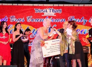 Chatchawal Supachayanont (third from right), general manager of Dusit Thani Pattaya congratulates Brenda Foster from the UK. Foster won the grand prize of two round-trip air tickets (Bangkok-Chiang Mai) courtesy of Thai Airways International and 2 nights of stay in D2 Hotel Chiang Mai.