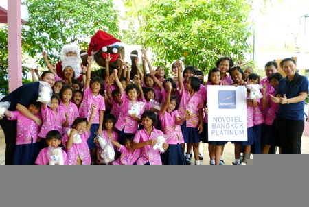 The girls at the Rajvithi Home for Girls are having a great Christmas party, thanks in part to a benevolent team from Novotel Bangkok Platinum. 