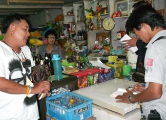 Police take details from Ubon In-am who was robbed of 60,000 baht.