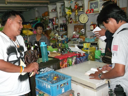 Police take details from Ubon In-am who was robbed of 60,000 baht.