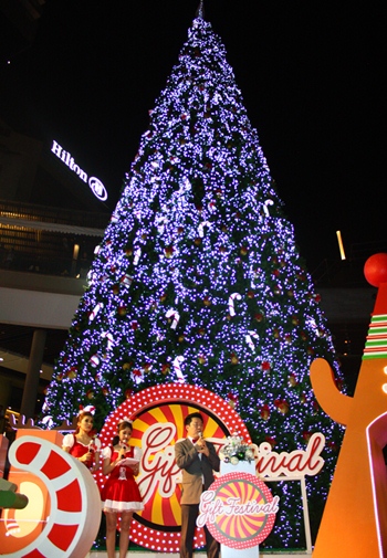 Central Festival Pattaya Beach lights the tallest Christmas tree in the region to welcome the holiday and bid farewell to 2012. 
