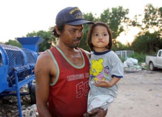 A tearful Thawatchai Phewonn is reunited with little “Taengmo”.