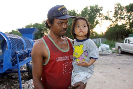 A tearful Thawatchai Phewonn is reunited with little “Taengmo”. 