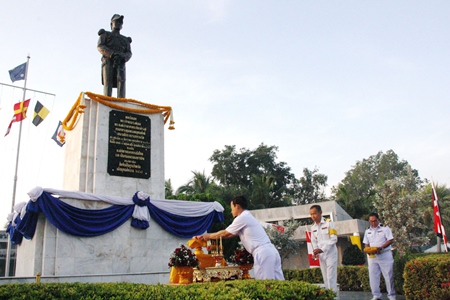 Navy top brass lay a wreath at the statue of HRH Abhakara Kiartivongse, HRH the Prince of Chumphon considered the father of the Royal Thai Navy. 