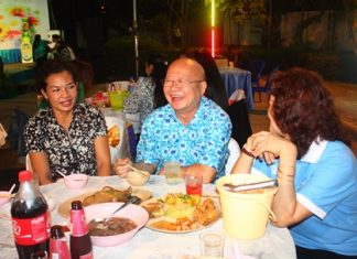 Deputy Mayor Wattana Chantanawaranon (center) enjoys talking with employees while celebrating the New Year at a party thrown by the Education Office.