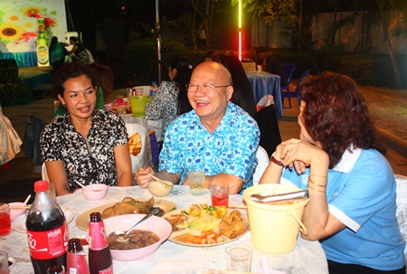 Deputy Mayor Wattana Chantanawaranon (center) enjoys talking with employees while celebrating the New Year at a party thrown by the Education Office.