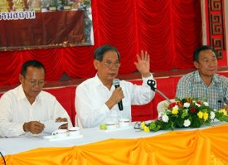 (L to R) Prasit Thongthitcharoen, head of the relief unit, Visit Chaowalitnittithum, president of foundation, and Wichian Pongthawornpinyo, vice president of Sawang Boriboon Thammasathan Foundation, head the foundation’s AGM.