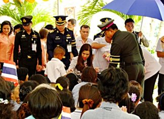 HRH Princess Chulabhorn (center) smiles as she meets one of the children during her visit to the Princess’ Mother Medical Volunteer Foundation.