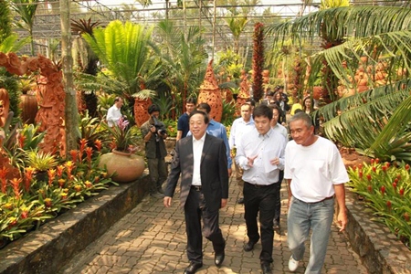 The Chinese delegation is given a tour of Nong Nooch Tropical Gardens.