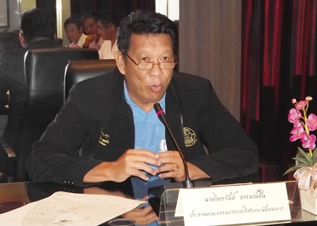 Councilman Praiwan Arromchuen presides over a meeting to restore the Pattaya Youth Sports Center.