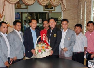 Association President Sewadol Chaowalitpreecha (3rd left) and his committee present Mayor Itthiphol Kunplome with a gift basket for the New Year and to congratulate him on his appointment.