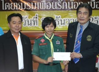 Friendship for Love Club President Khosit Kaewtrairat (left) and Deputy Mayor Ronakit Ekasingh (right) present a scholarship to Pimanas Pongsuwan, Mattayom 3 student at Pattaya School 1, one of the many deserving students.