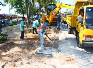 City staff work to make it easier for our physically challenged guests to enjoy the beach in Jomtien.