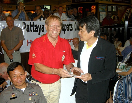 Max presents Pattaya Deputy Mayor Ronakit Ekasingh with some birthday cake, on the occasion of the club’s 7th birthday.