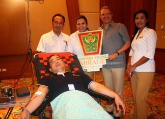 (L to R) Chief Engineer Thanathip Vihokhern, Director of Human Resources Daranat Nuchaikaew, General Manager Andre Brulhart, and Financial Controller Sukanya Wongdornma, all from Centara Grand Mirage Beach Resort Pattaya, pose for a photo with an employee, one of many who donated blood during the blood drive.