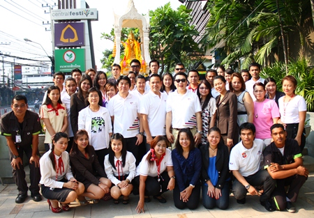 Management and employees gather for a group photo to mark Central Festival Pattaya Beach’s 4th anniversary.