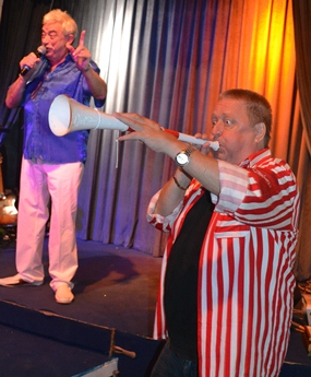 A member of the audience accompanied Johnny on the vuvuzela.