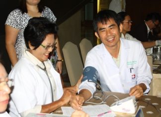 Doctors, nurses, officers and citizens donate blood at this year’s first blood drive at Bangkok Hospital Pattaya.