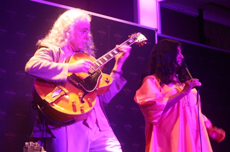 Tuck amazes the audience with his virtuoso guitar playing, while Patti’s velvet voice flows through the Hard Rock Hall of Fame.