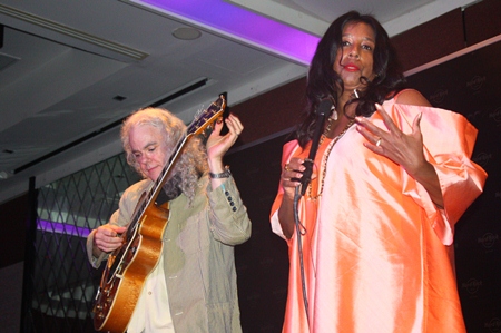 The Tuck and Patti duo sing their soulful rendition.