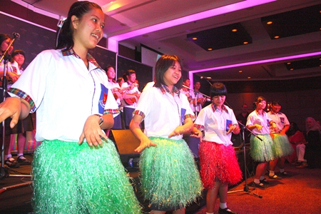 Mechai Pattana students accompany the ukulele with Hawaiian dance.