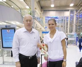PTT Pattaya Open tournament director Geoffrey Rowe (right) greets Russia’s Maria Kirilenko at Bangkok’s Suvarnabhumi airport. Kirilenko flew in this week from Melbourne where she had been taking part in the Australian Open tennis championships.