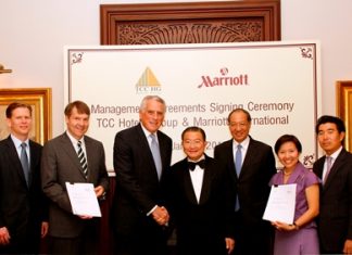 Charoen Sirivadhanabhakdi, Chairman of TCC Group (4th right) and Simon Cooper, President & Managing Director Asia-Pacific, Marriott International (3rd left) shake hands at the official signing ceremony between TCC Hotels Group and Marriott International. Also in the photo (left to right) are Shawn Hill, Regional Vice President – Hotel Development Asia-Pacific, Marriott International; Paul Foskey, Executive Vice President - International Hotel Development Asia-Pacific, Marriott International; Charles Mak, Managing Director & President - International Wealth Management, Morgan Stanley; Wallapa Traisorat and Soammaphat Traisorat - President and CEO, TCC Hotels Group.