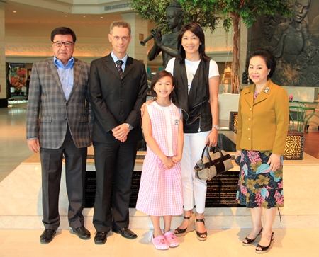 Panga Vathanakul (right), MD of the Royal Cliff Hotels Group together with GM Christoph Voegeli (2nd left) welcome Brian Marca, CEO and Managing Director of BEC-TERO Entertainment (left) and his lovely wife & daughter who were at the resort to attend their company party recently.