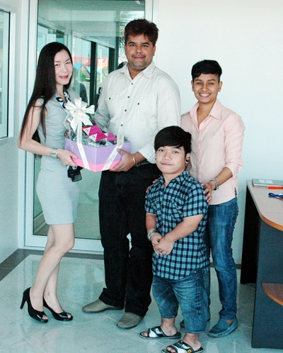 Sarinplus Leelasaowapak (left), Public Relations Manager of the Tiffany’s Show Pattaya presents a gift to Tony Malhotra, Director of Business Development of the Pattaya Mail Media group to wish us well for the new year and congratulate us on the move to our new offices. Supporting Tony are his assistants, Phromlikit Kraratpetch (2nd right) and Siriporn Suksom (right).