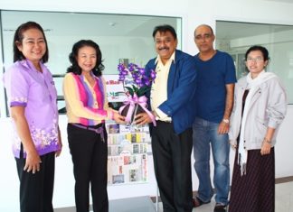 Rotary Club Plutaluang Charter President Sumon Jaikid, MD of Sattahip Khosana and Past Assistant Governor Onanong Siripornmanut, Managing Director, ON Academy Home of English present Peter Malhotra with a gift to wish the Pattaya Mail and our staff a Happy New Year and to congratulate us on the move to our new premises.