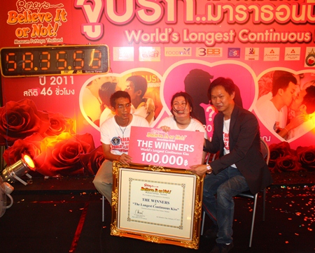 Royal Garden Plaza & Entertainment Vice President Somporn Naksuetrong (right) presents the 100,000 baht winners cheque to Ekachai and Laksana Tiranarat, newly crowned holders of the World’s longest continuous kiss.