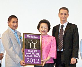 Proudly holding the Wine Spectator Award are (l-r) Somchart Boonmawat F&B Director (Grand Hotel), Panga Vathanakul (Managing Director), and Christoph Voegeli (General Manager & deVine Club Acting President).