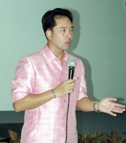 Mayor Itthiphol Kunplome wishes Aunty Sai and happy birthday, good health and to always work with Pattaya City.