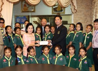 Mayor Itthiphol Kunplome and Deputy Mayor Wattana Chantanawaranon present funds for this weekend’s To Be Number One competition in Bangkok to Aaphorn Rajsingho, director of Pattaya School No. 8.