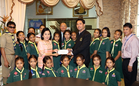 Mayor Itthiphol Kunplome and Deputy Mayor Wattana Chantanawaranon present funds for this weekend’s To Be Number One competition in Bangkok to Aaphorn Rajsingho, director of Pattaya School No. 8.