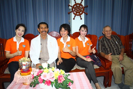 Praichit Jetpai (2nd right), Chairwoman of the Y.W.C.A Bangkok-Pattaya Center, School No. 7 Principal Manus Khongwattana (2nd left), along with Bernie Tuppin (right) from Jesters Care for Kids and members of the Y.W.C.A. enjoy the show.