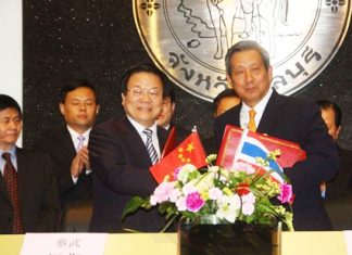 Chinese Culture Minister Cai Wu (left) shakes hands with Former Deputy Prime Minister Phinij Jarusombat (right) during the cultural-exchange agreement ceremony at Pattaya City Hall.