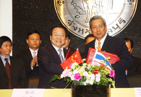 Chinese Culture Minister Cai Wu (left) shakes hands with Former Deputy Prime Minister Phinij Jarusombat (right) during the cultural-exchange agreement ceremony at Pattaya City Hall.
