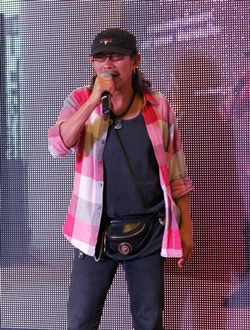 Aed Carabao debuts his ‘Sufficient Pattaya’ music video at City Hall in honor of His Majesty the King.