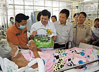Deputy Public Health Minister Cholnan Srikaew wraps up his visit by presenting gifts to hospitalized patients.