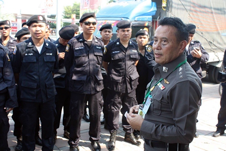 Nongprue commander Col. Somnuk Changate (right) prepares the police troops to search for the two escaped convicts.