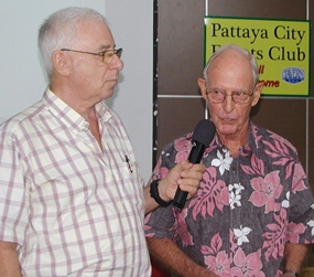 ‘IT guy’ Richard Smith advises of the upcoming iPhone / iPad / SmartPhone users’ group meeting. MC (& fellow IT guy) Richard Silverberg holds the mike.