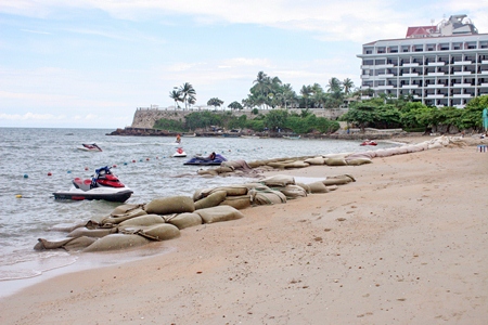 Pattaya City has begun placing sacks full of sand near the Dusit Thani Hotel which has been the hit hardest by beach erosion.