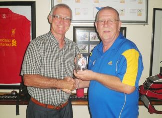 Peter Grey (right) presents the Growling Swan Monthly Mug to PSC President Tony Oakes.