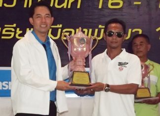 Mayor Ittipol (left) presents the champions’ trophy to Thanakorn Srisukh, president of the Pattaya Swimming Club.