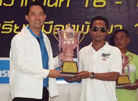 Mayor Ittipol (left) presents the champions’ trophy to Thanakorn Srisukh, president of the Pattaya Swimming Club.