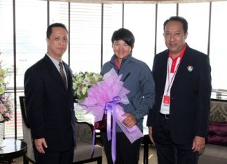 Defending champion Yani Tseng of Taiwan is welcomed for her stay at the Dusit Thani Pattaya by resident manager Neoh Kean Boon (left) and Rattananop Janrat of BBTV Channel 7.