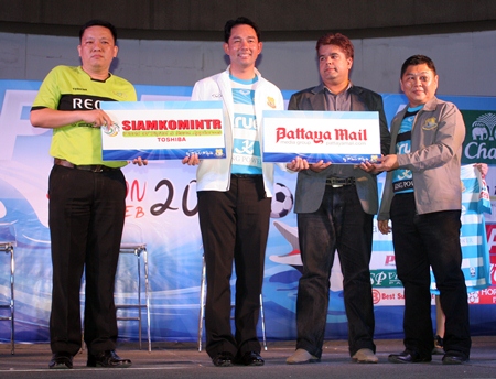 Club President Ittipol Kunplome (2nd left) and Coach Nui (far right) pose with representatives from club sponsors Pattaya Mail and Siamkomintr.