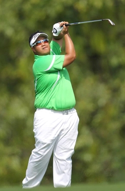 Kiradech Aphibarnrat plays an approach shot during his final round at the 14th Singha Masters golf tournament held at the Santiburi Country Club in Chiang Rai, Sunday, Feb. 3. (Photo courtesy All Thailand Golf Tour)